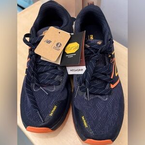 ⭐️NWT NEW BALANCE VIBRAM SNEAKERS⭐️